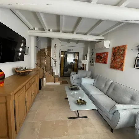 La Petite Terrasse Pres Des Arenes Holiday home