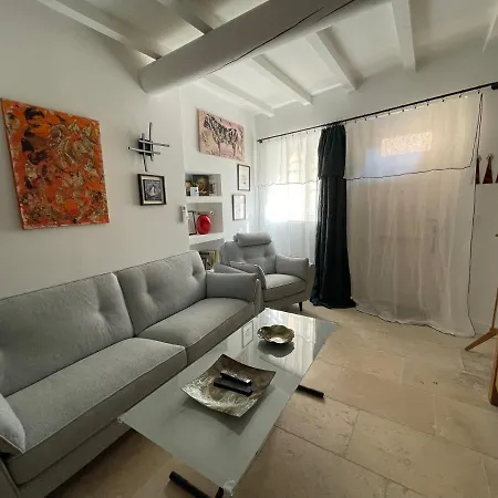 Holiday home La Petite Terrasse Pres Des Arenes *