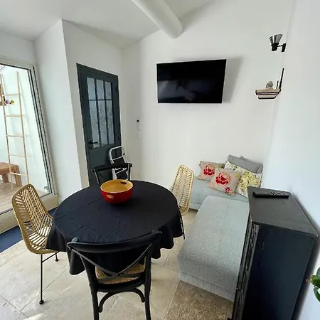 Holiday home La Petite Terrasse Pres Des Arenes Arles